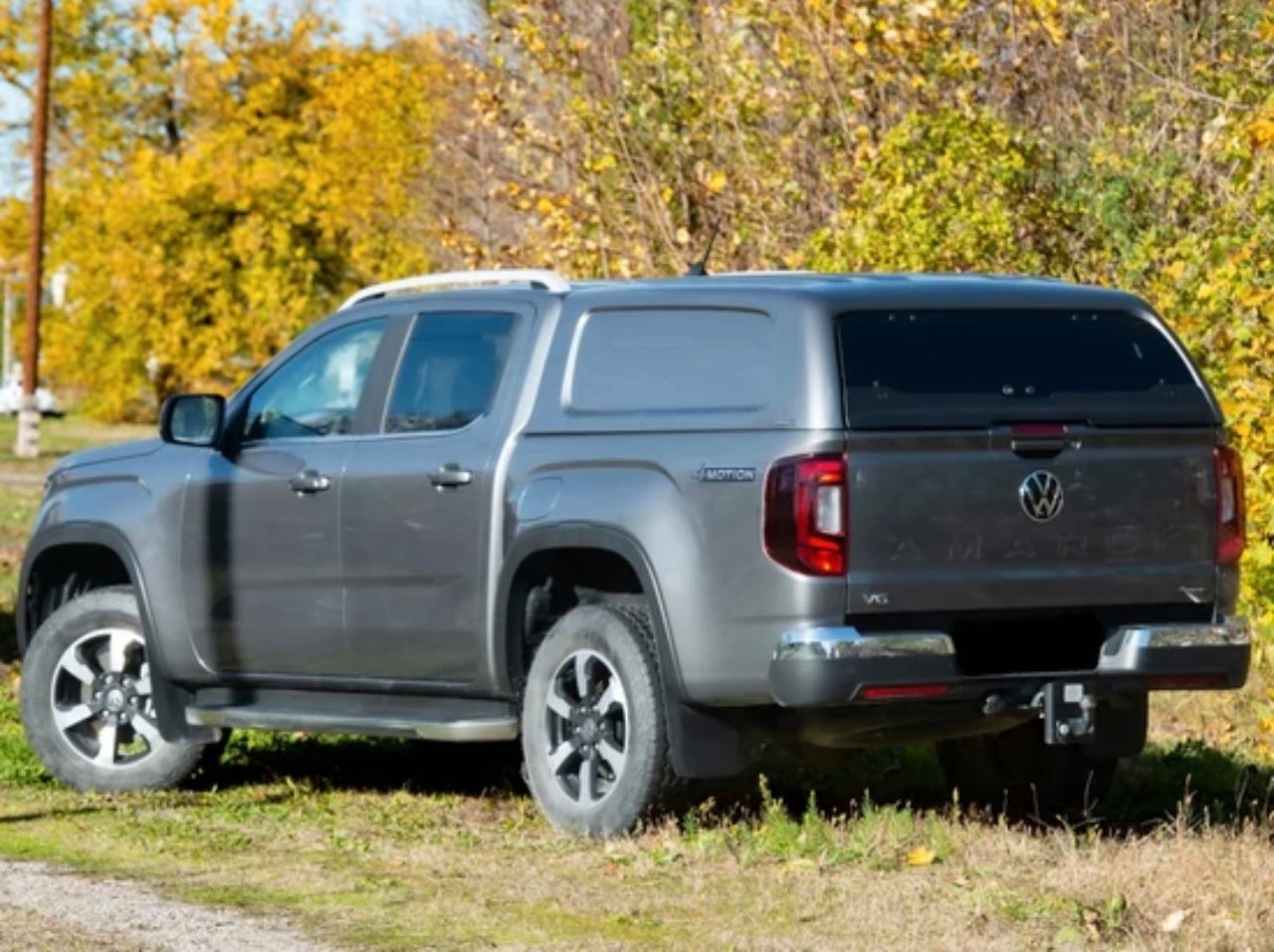 VW Amarok 2023-> lavakate (MUSTA)