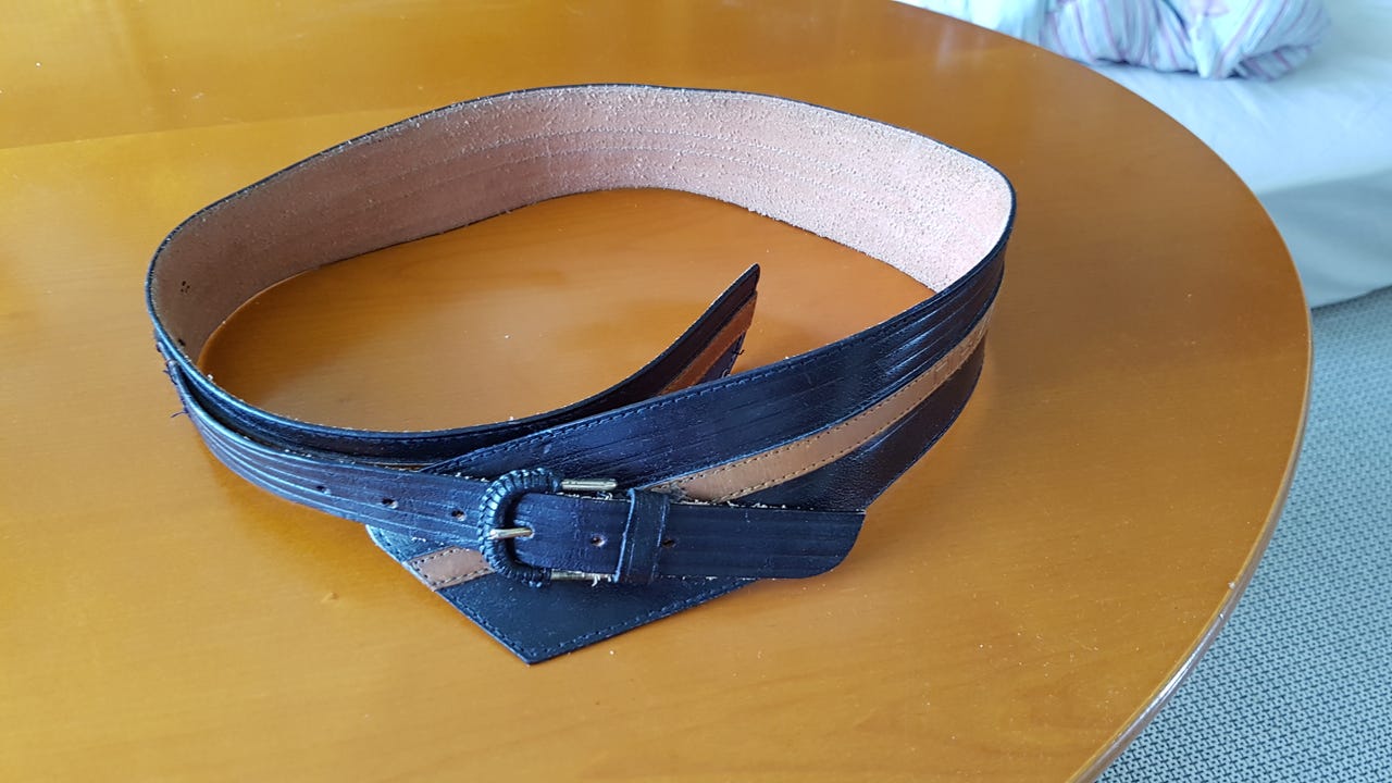 Naisten erikoinen nahkavyö.