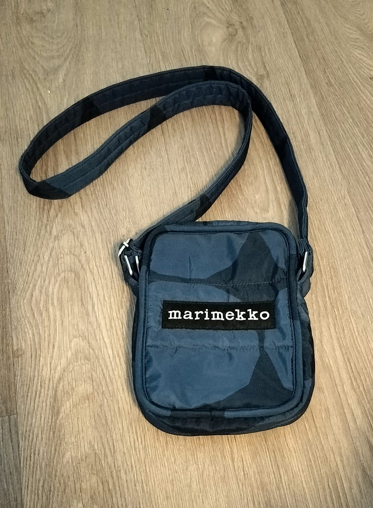 marimekko-leimea-kivet-olkalaukku-tori