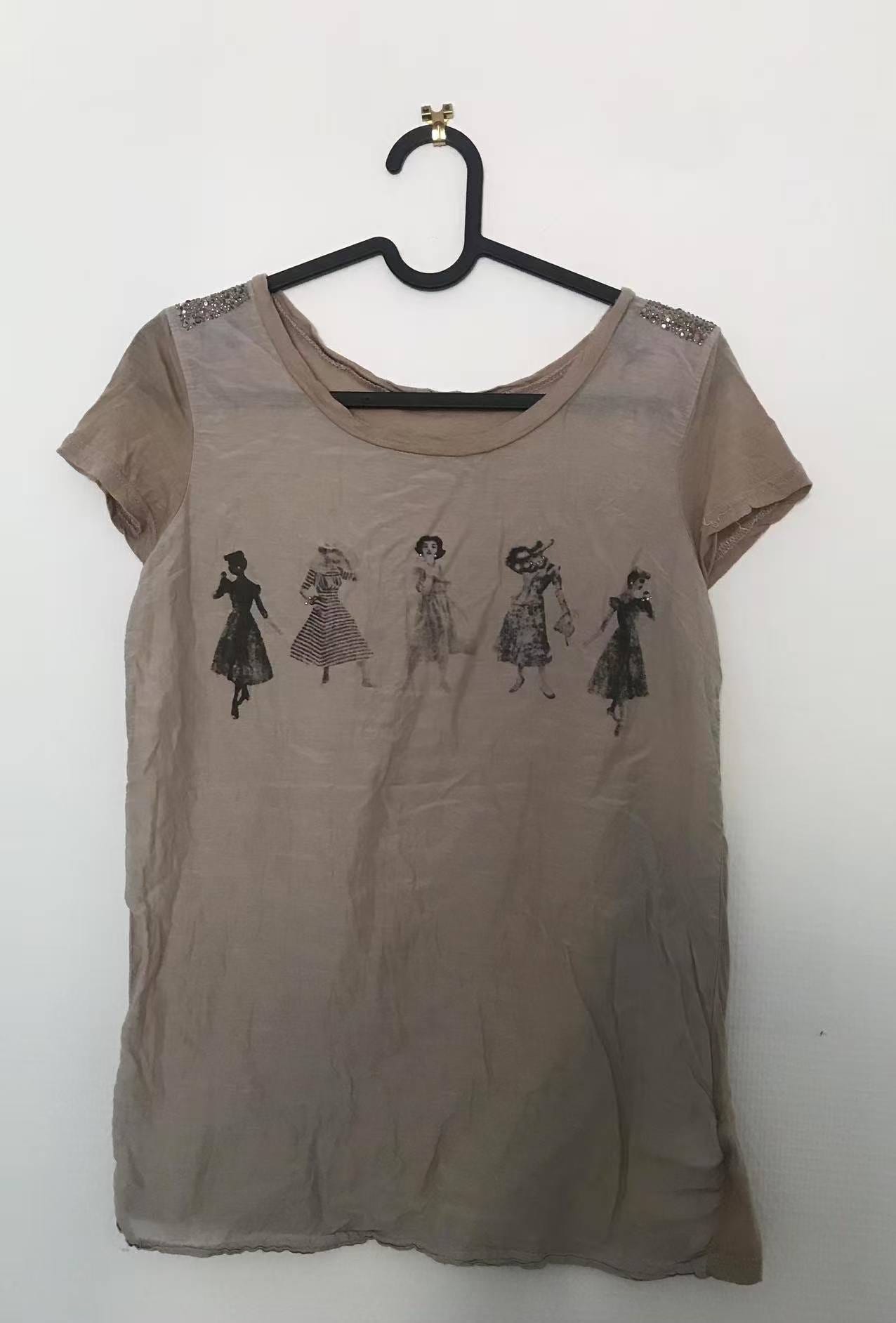 Naisten t-paita, vintage-henkinen ja kulutetun näköinen tyyli.