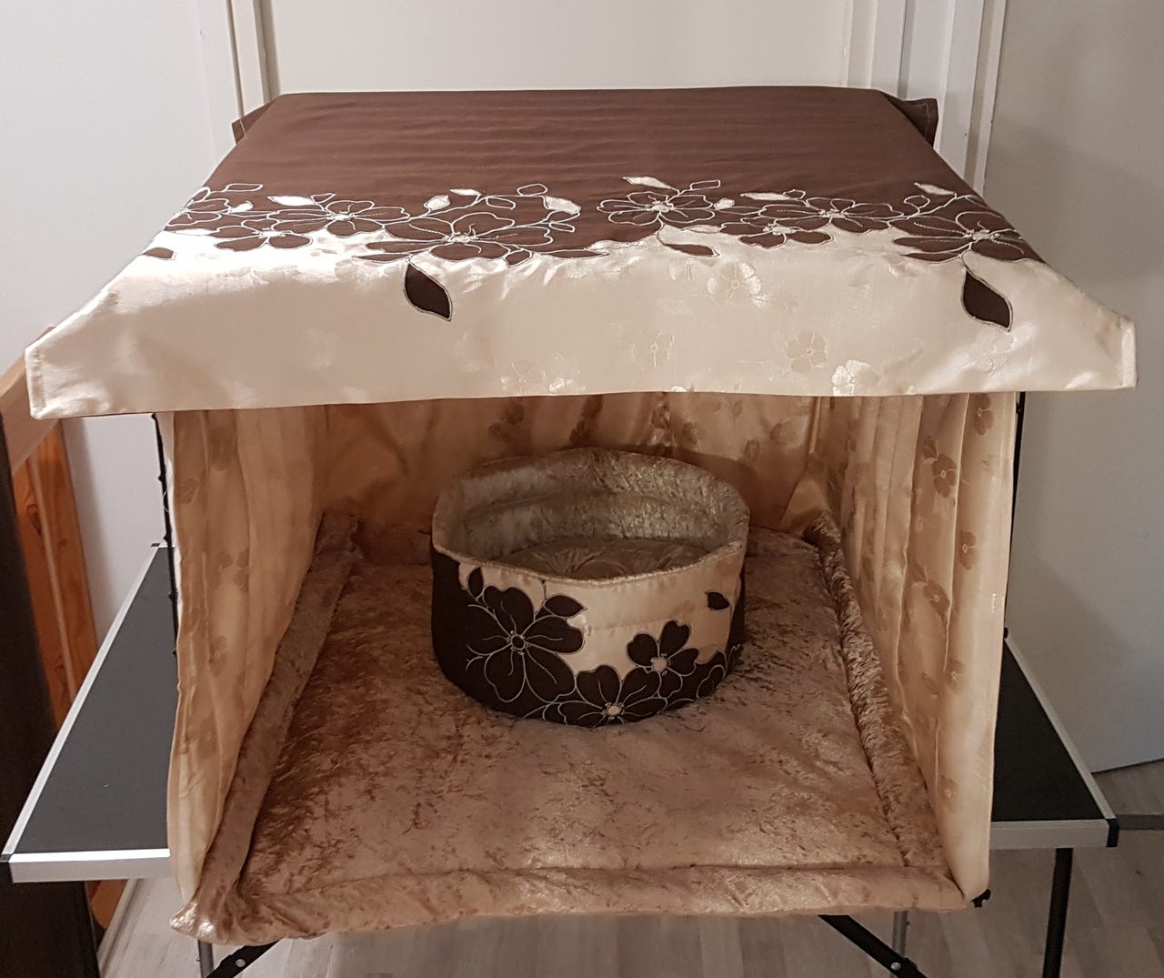 Näyttelyverhot ruskea/kerma