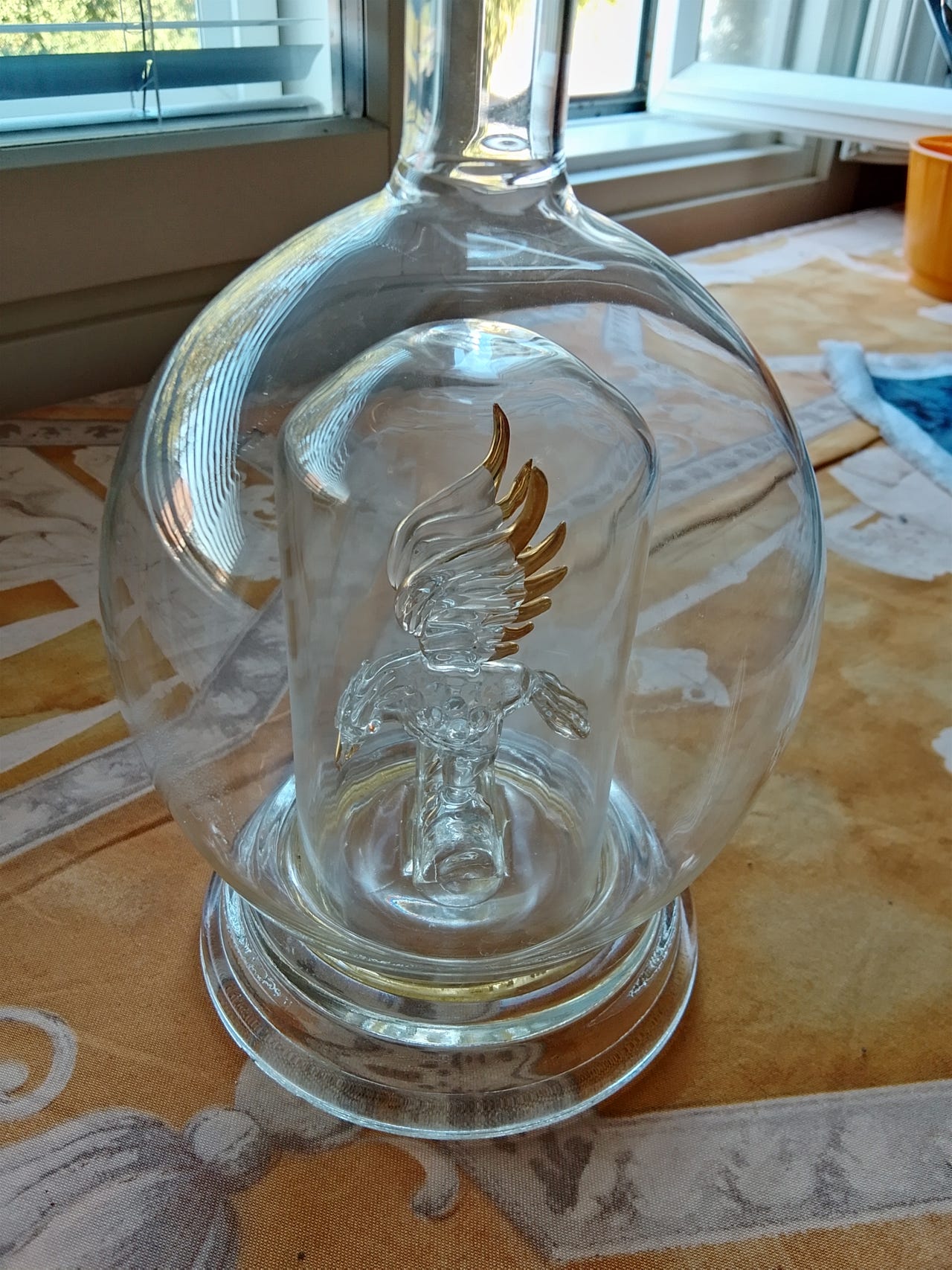 Lasi pullo kotka kupolin sisällä
