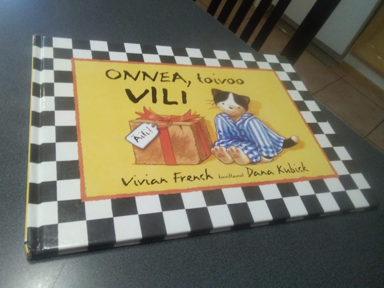 Onnea, toivoo Vili. Vivian French