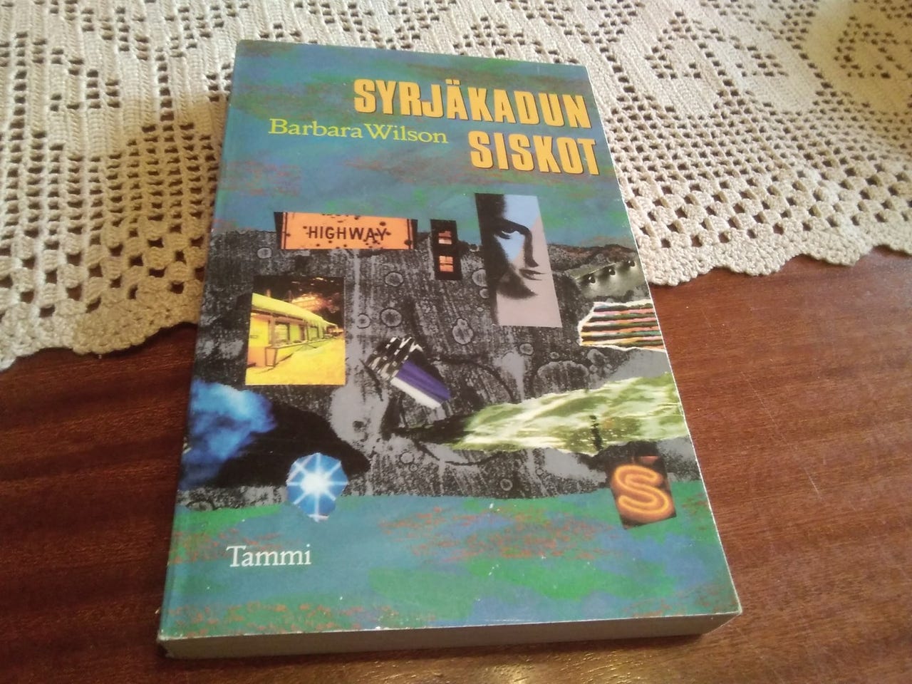 Barbara Wilson: Syrjäkadun siskot
