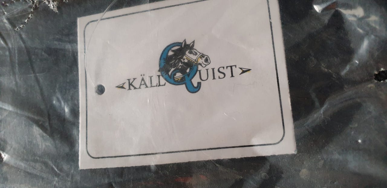 Uudet mustat karvasuojat