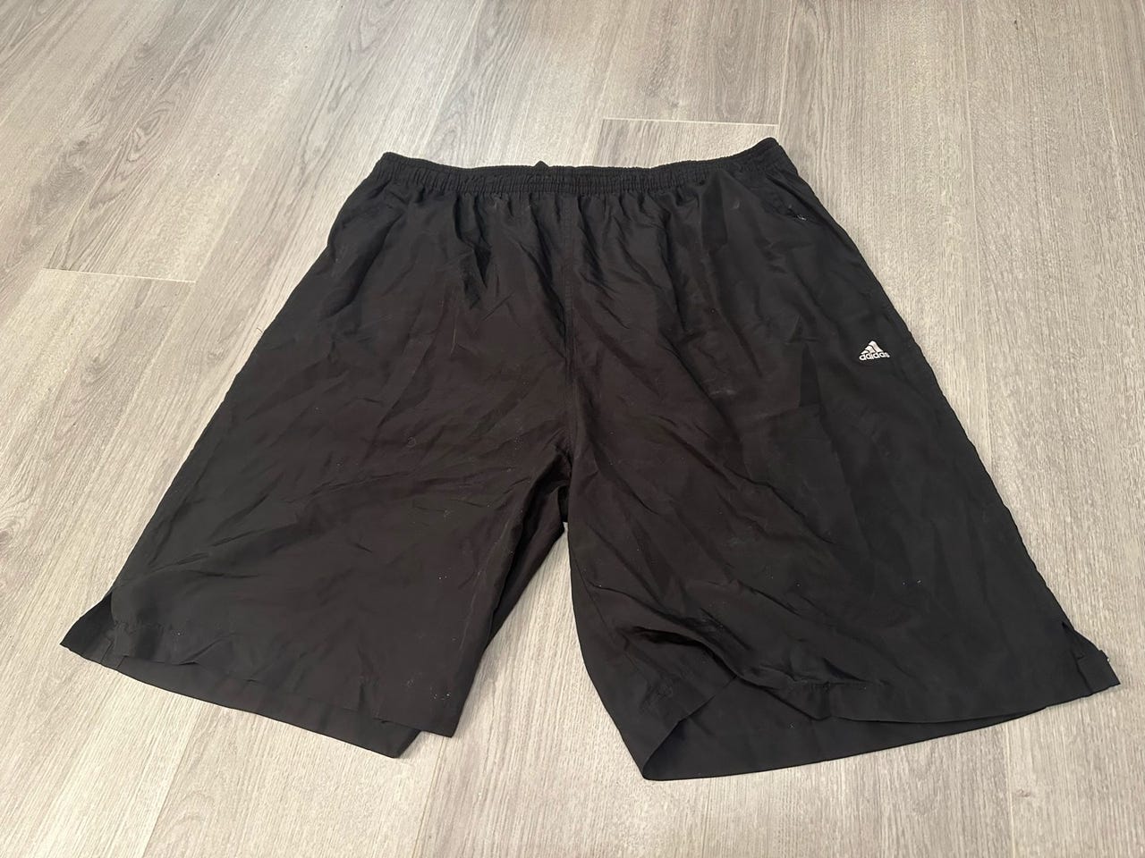 Adidas shortsit XL