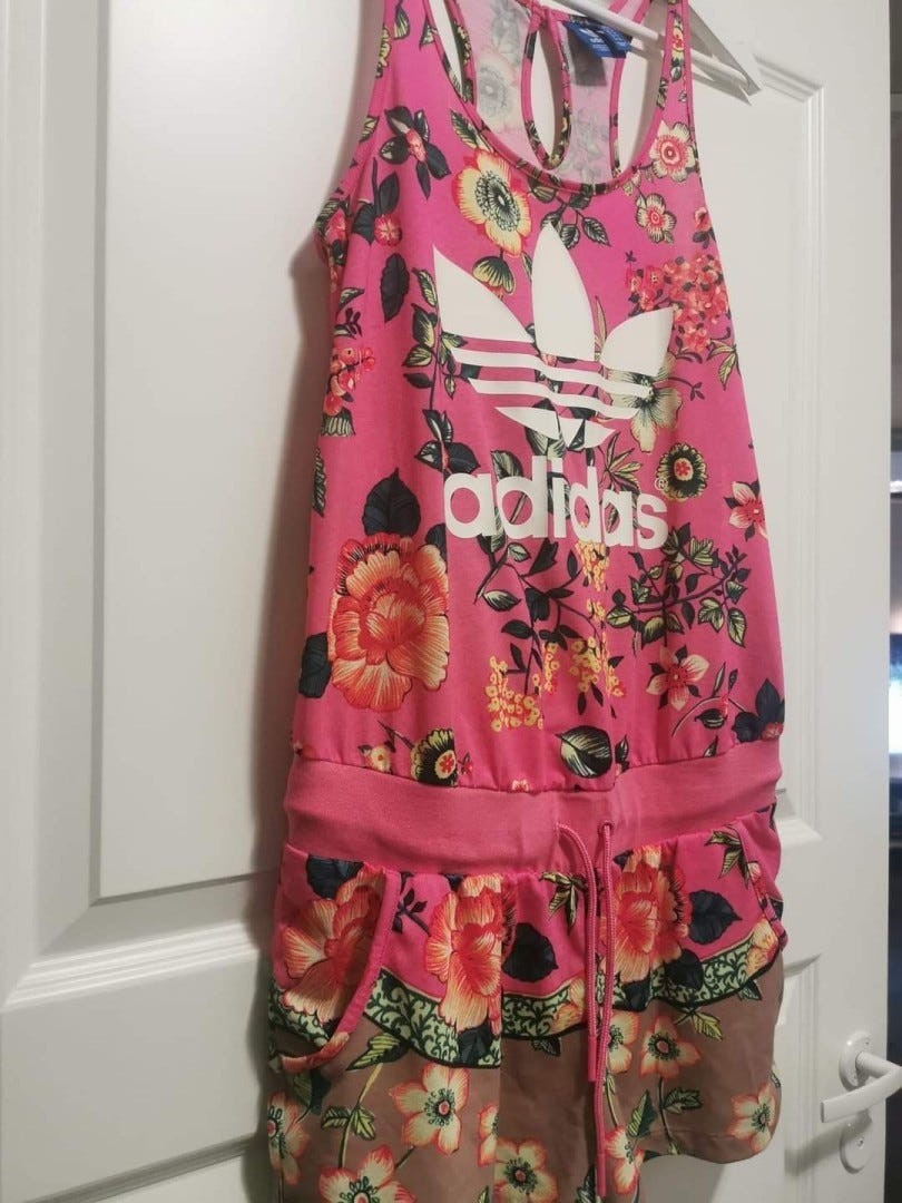 Naisten Adidas shortsiasu. Koko: US S