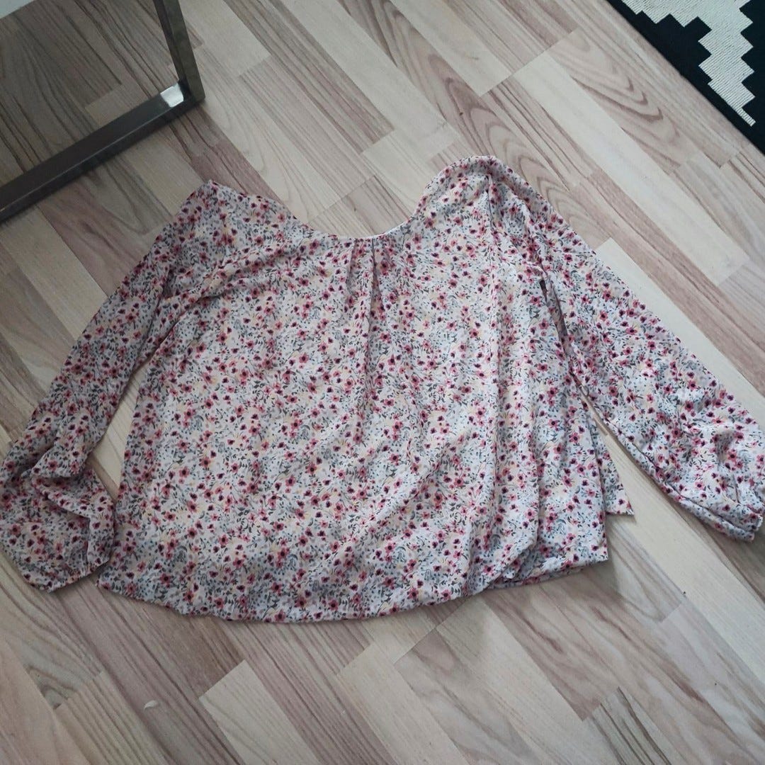 Kukkakuvioinen paita koko L