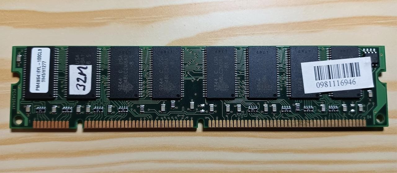 32 MB PM4M6416YL-100CL3 muistikampa
