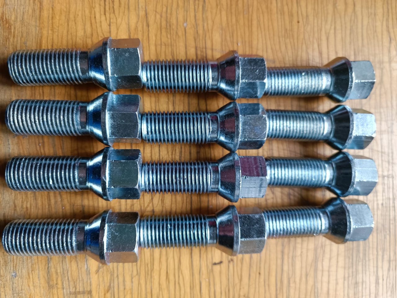 Pyörän pultteja 14x1,50x30 12kpl