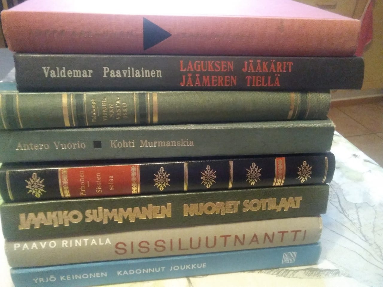 Sotakirja x 8