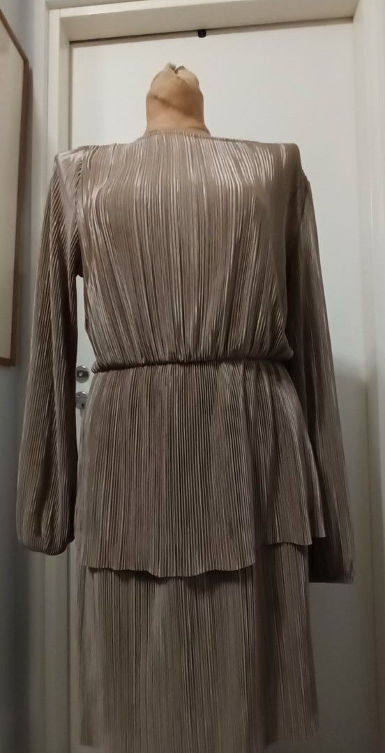 Vero Moda kultainen pliseerattu S mekko
