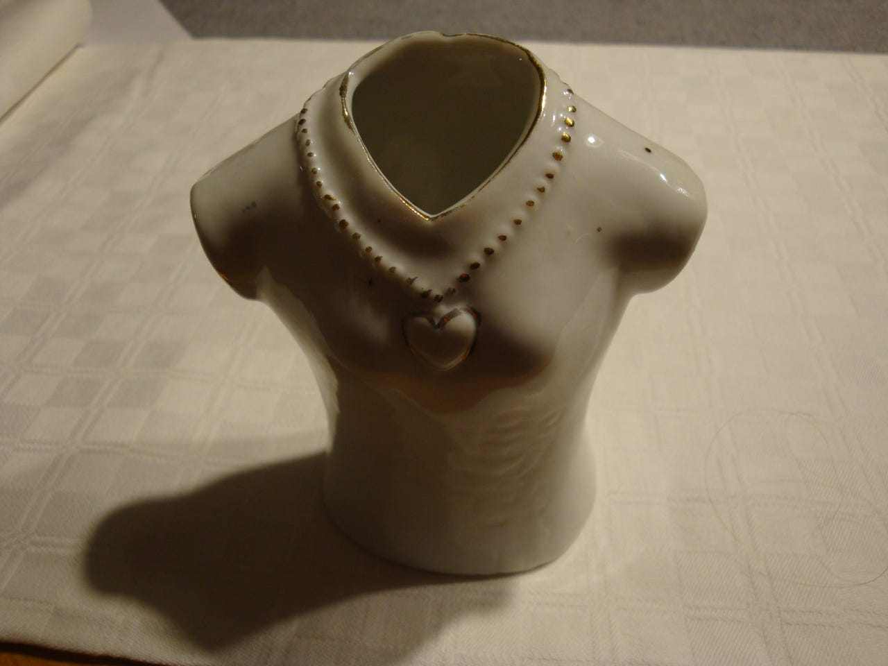 Valkoinen pieni maljakko torso