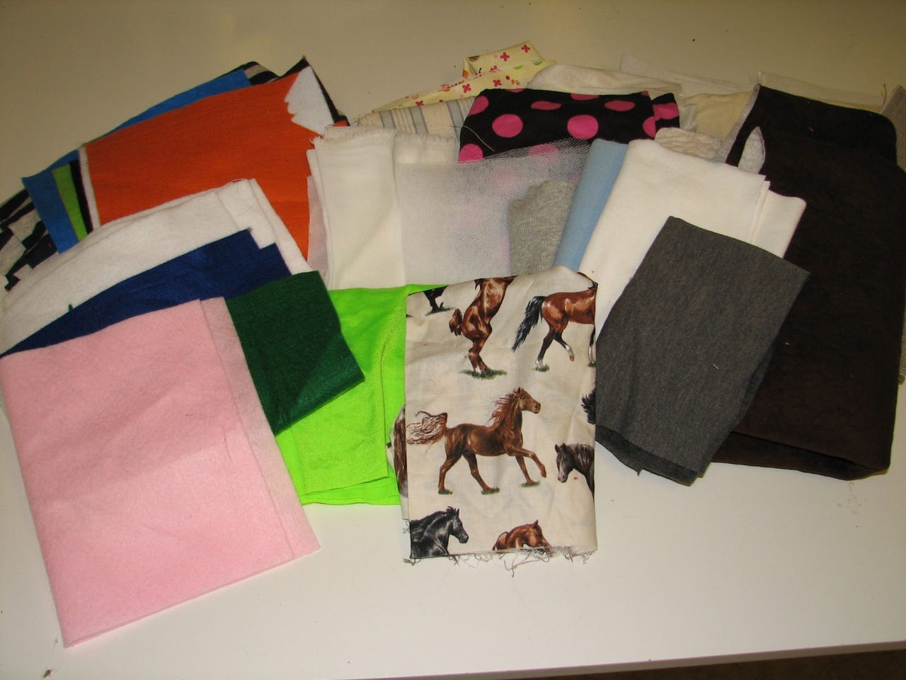Kaikenmaailman kangastilkkuja + silkkipalat