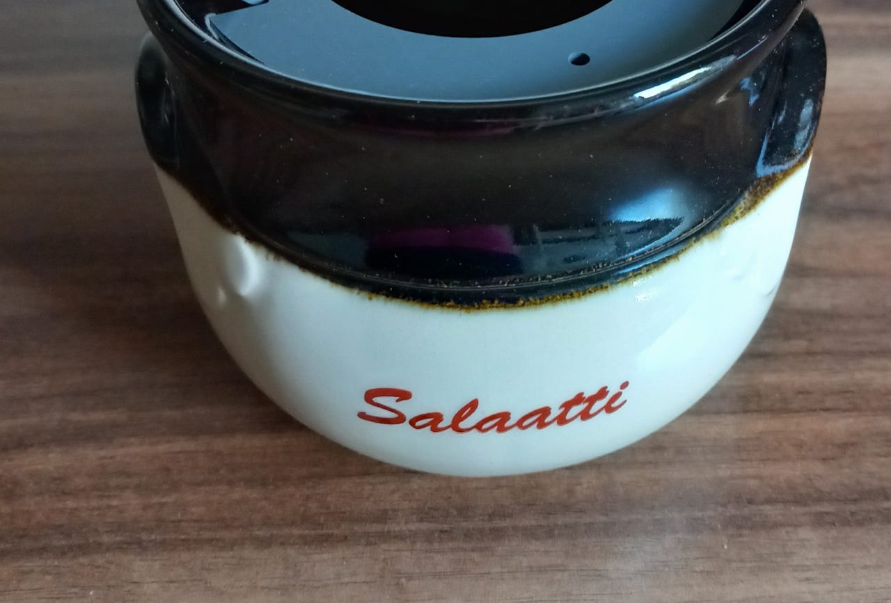Kermansavi Heinä SALAATTI ruukku laatikossaan
