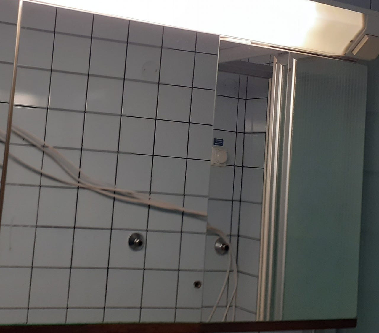 Kylpyhuoneen peilikaappi