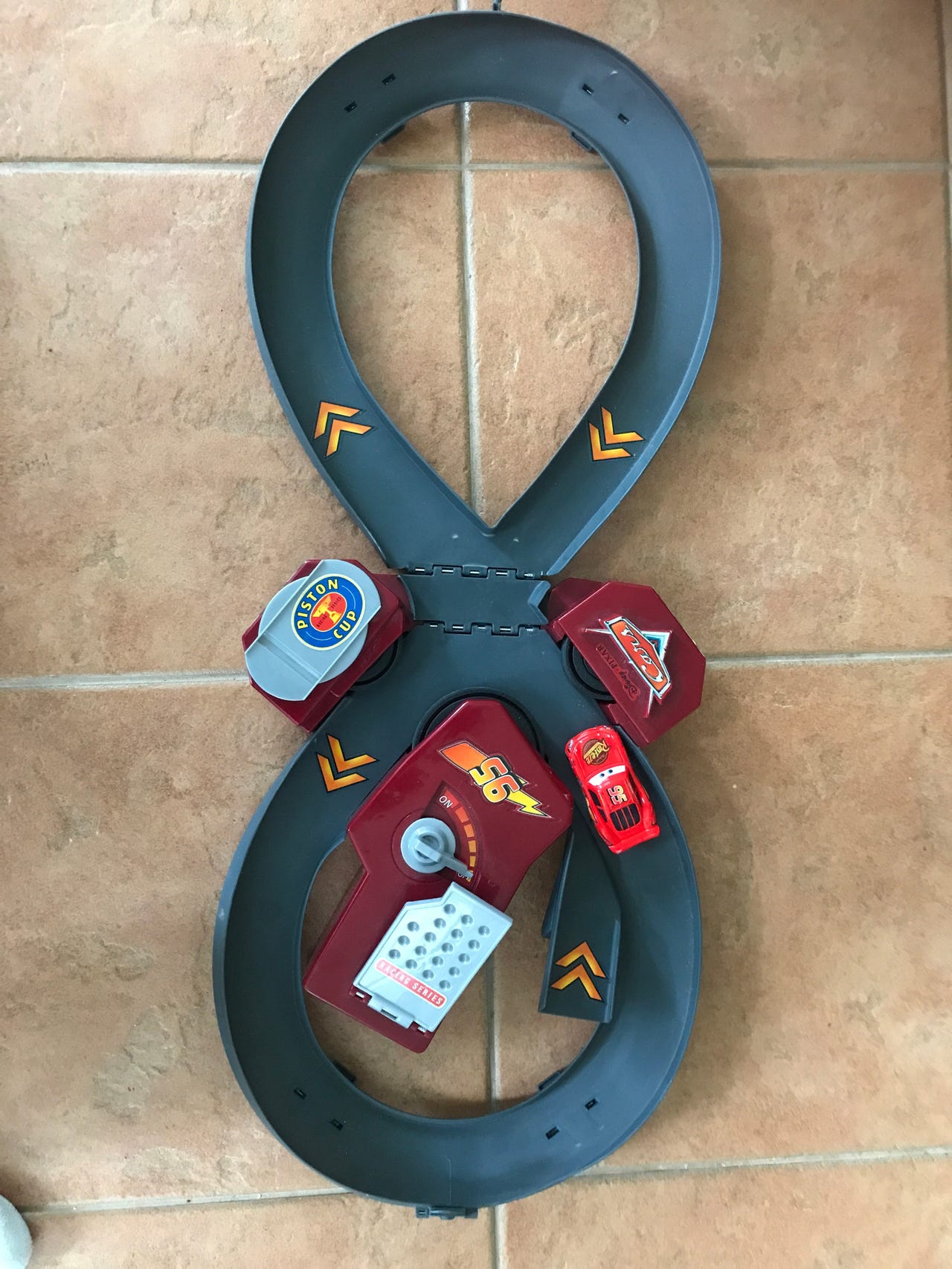 Pattereilla toimiva autorata Piston cup
