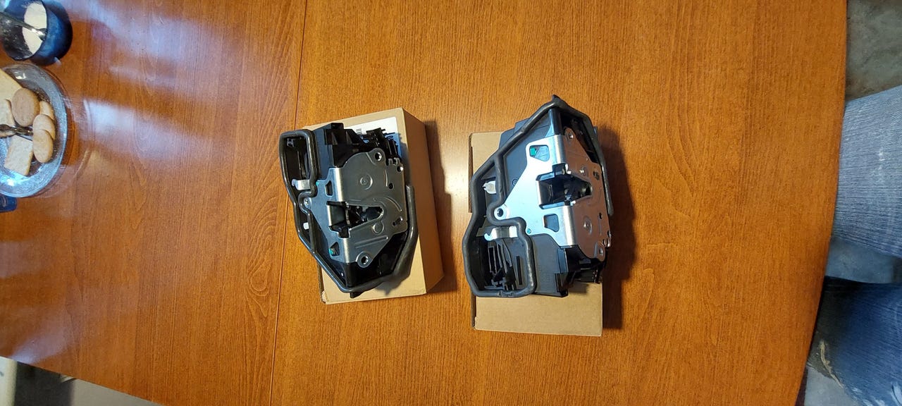 BMW 320 i e91 2006 etuoven lukot vasen sekä oikea