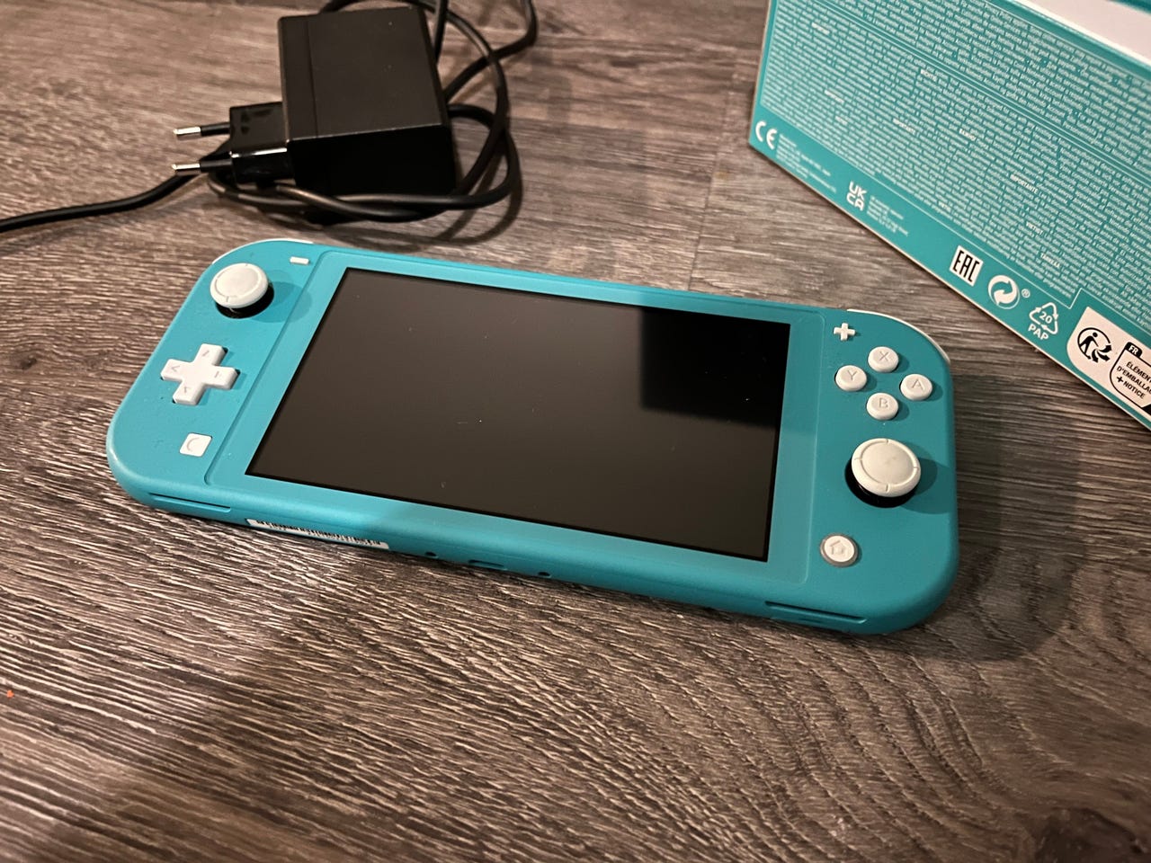 nintendo-switch-lite-turkoosi-tori