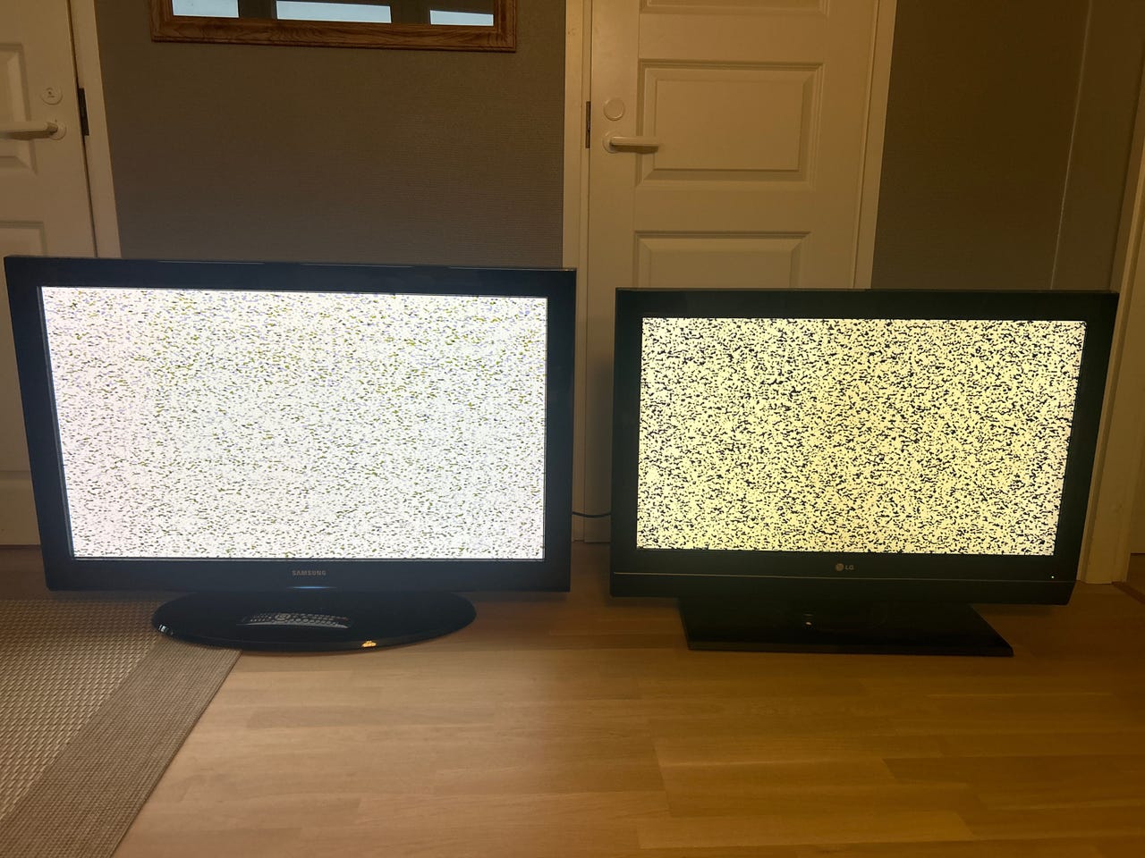 Kaksi televisiota Tori