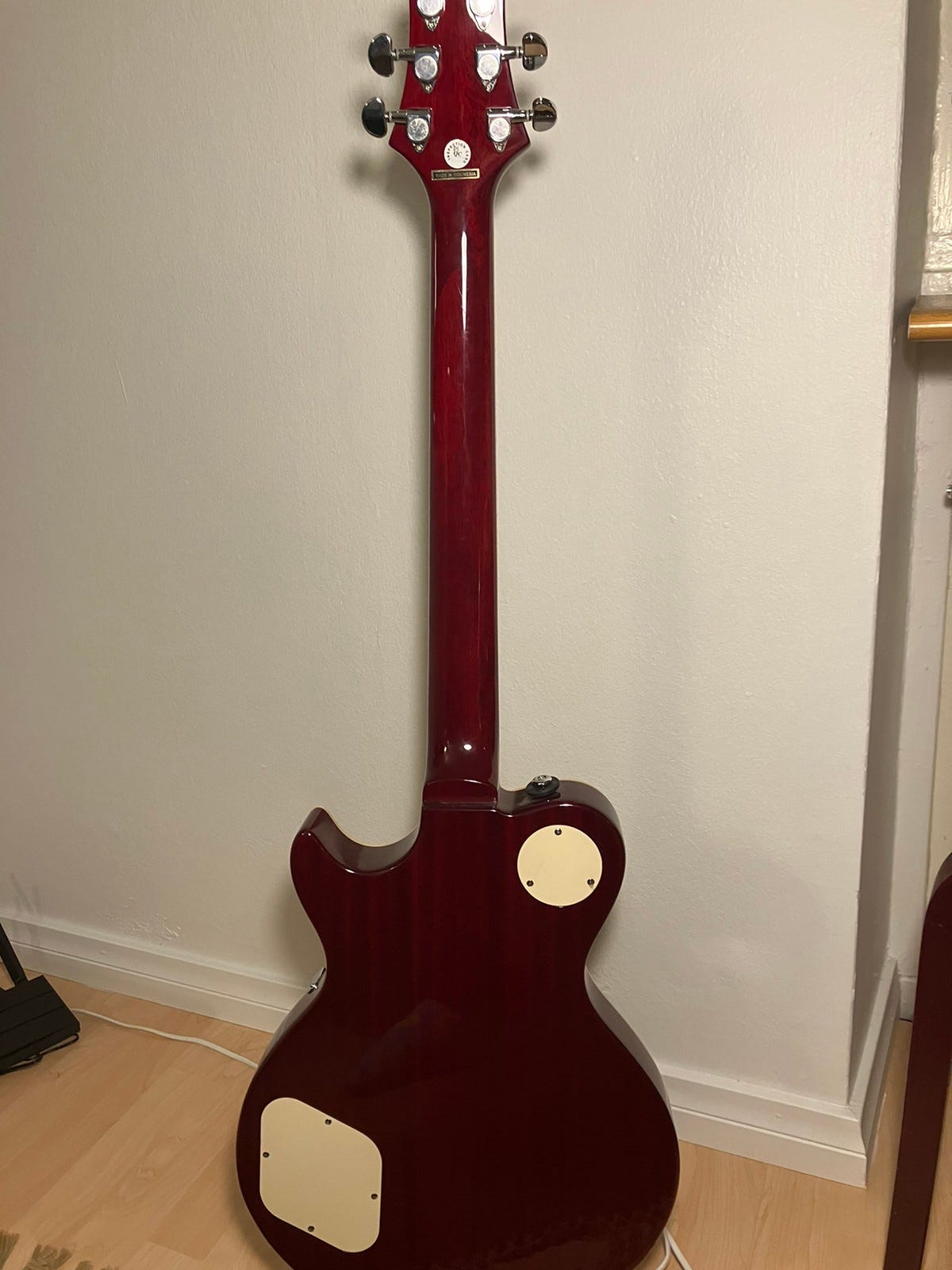 Avion Les Paul tyyppinen sähkökitara Tori