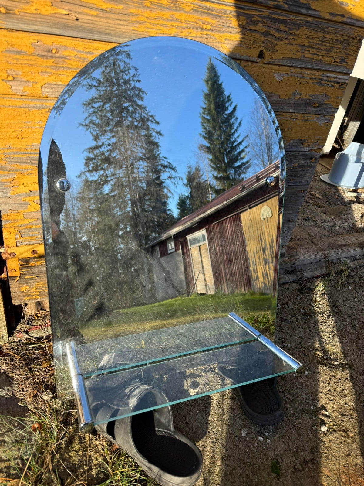 WC Peili Lasihyllyllä