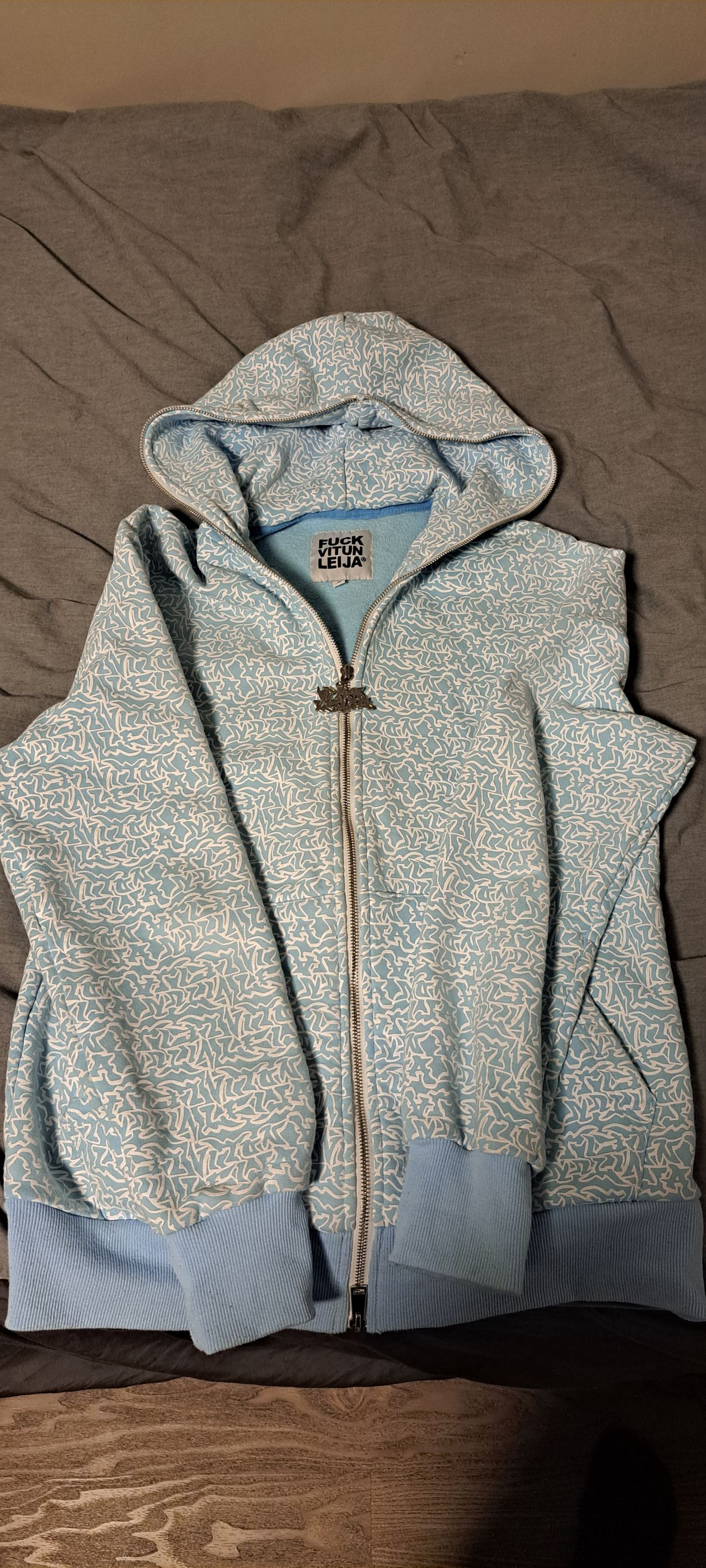 Vitunleija Fullzip Baby Blue (M) | Tori