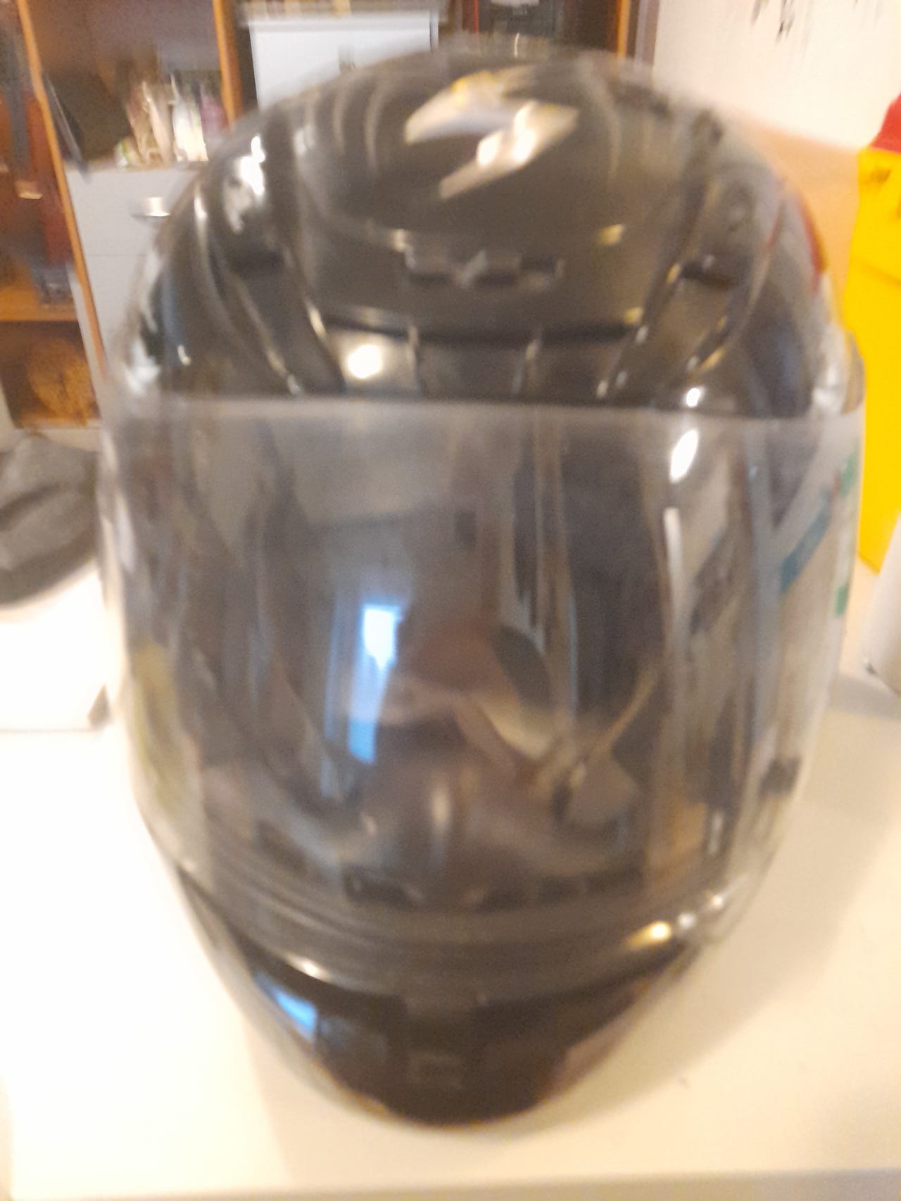 Musta hopea scorppion kypärä.
