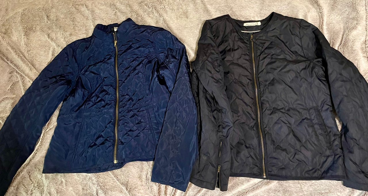 Kaksi sinistä H&M kevyttikkitakkia