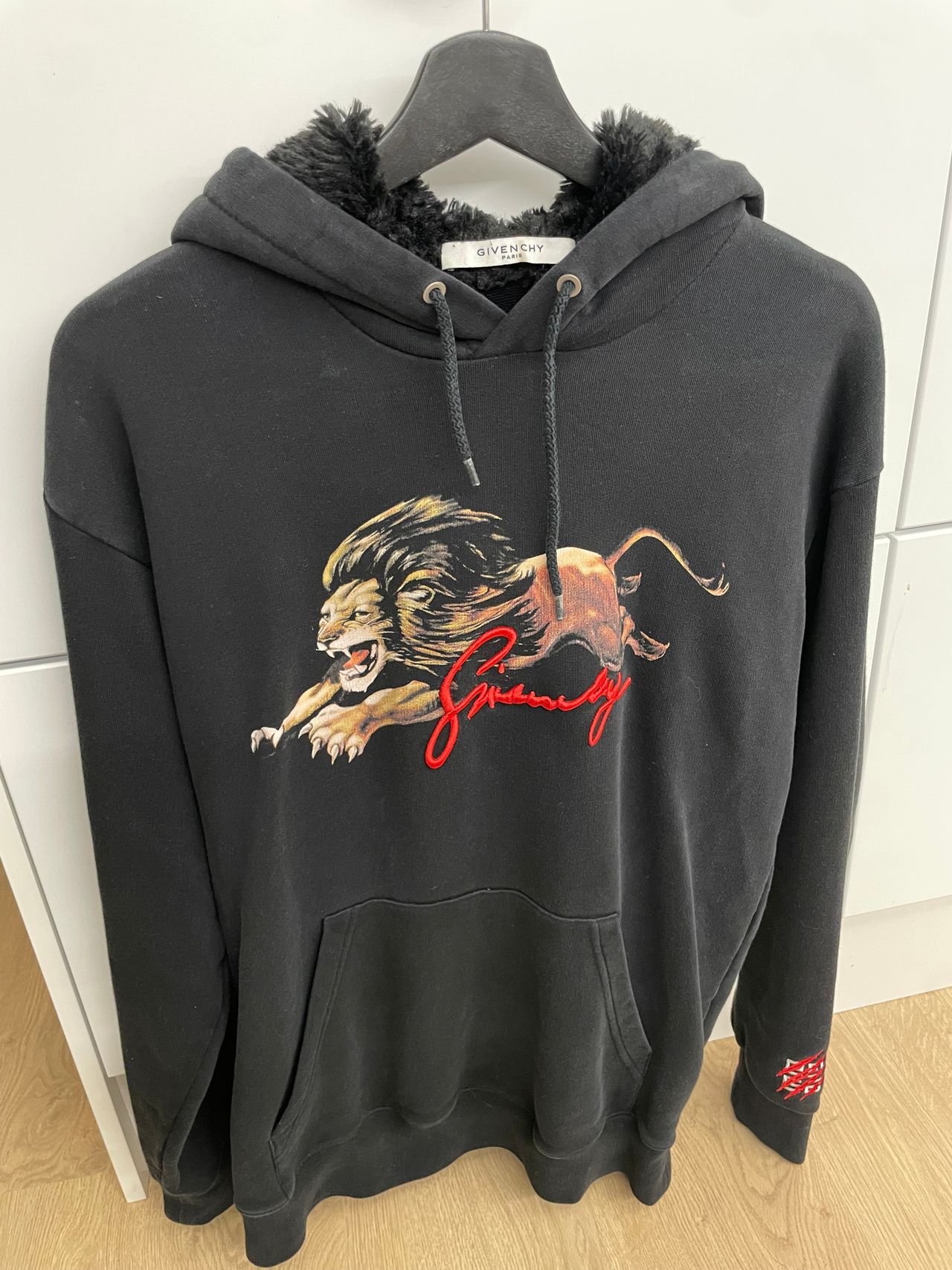 Givenchy lion hoodie S Tori