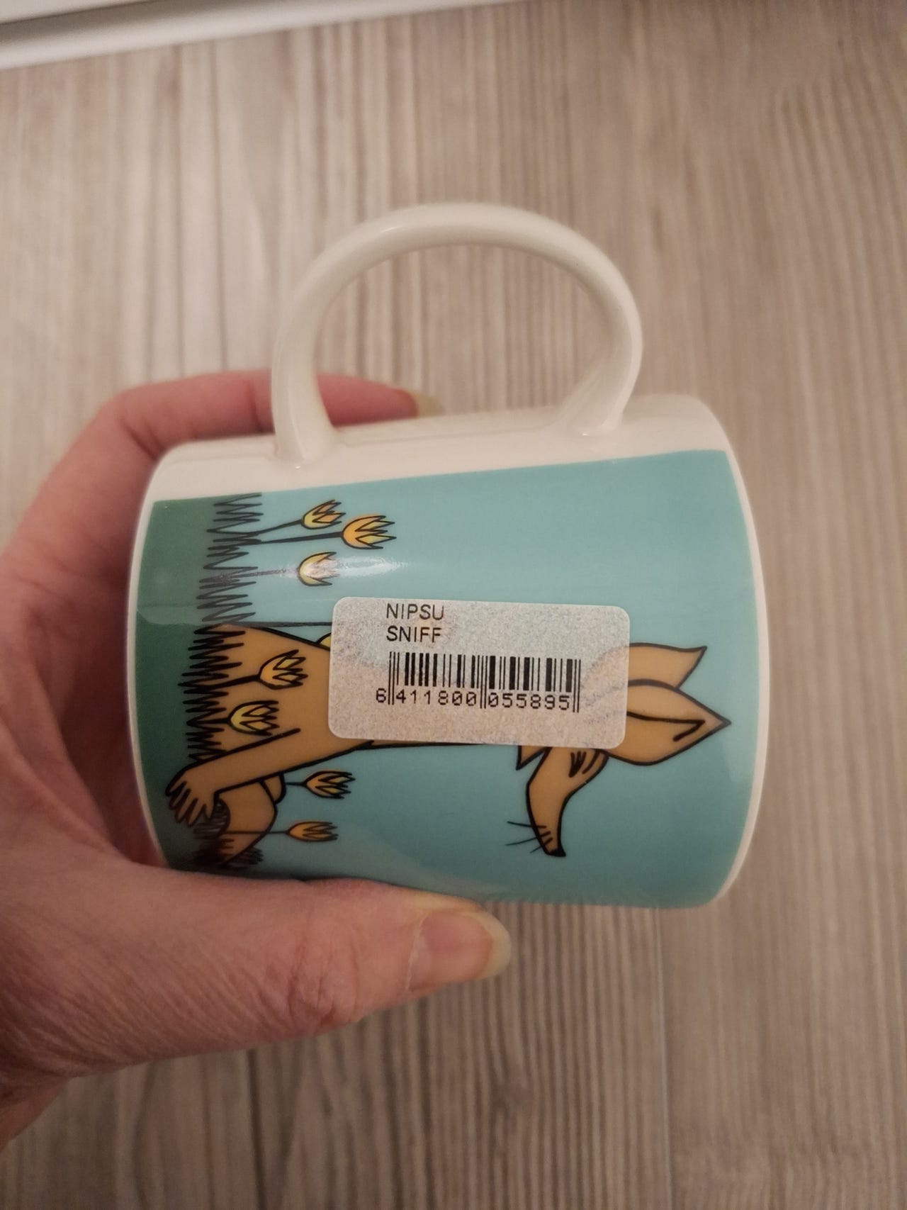 Muumi muki Nipsu kruunuleimalla tarra