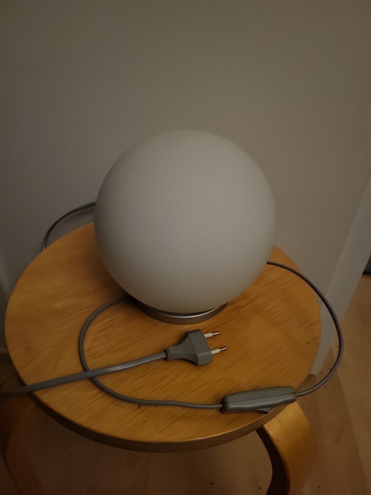 Pallovalaisin pöydälle