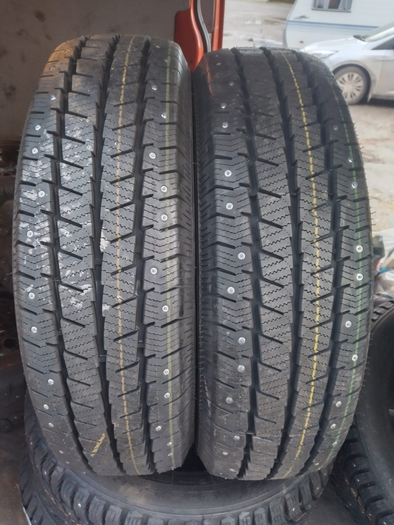 2kpl uudet nastarenkaat 195/70 r15c