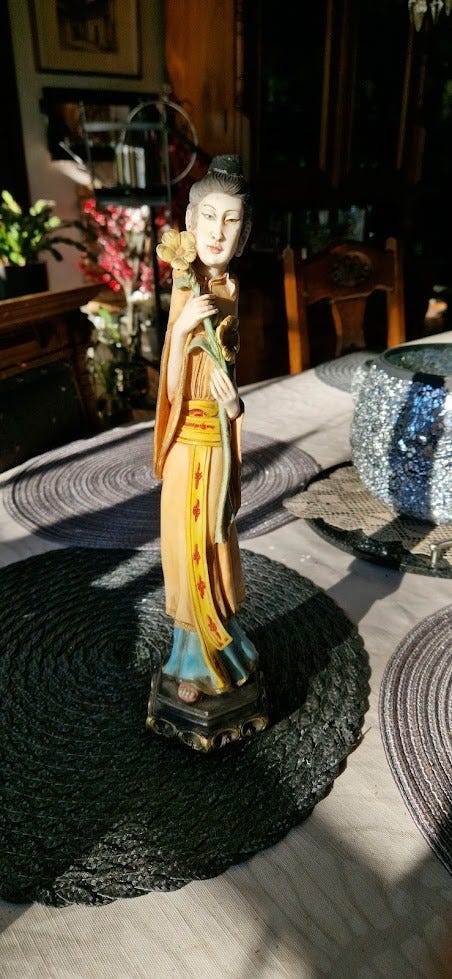 1kpl resiininen naisfiguuri