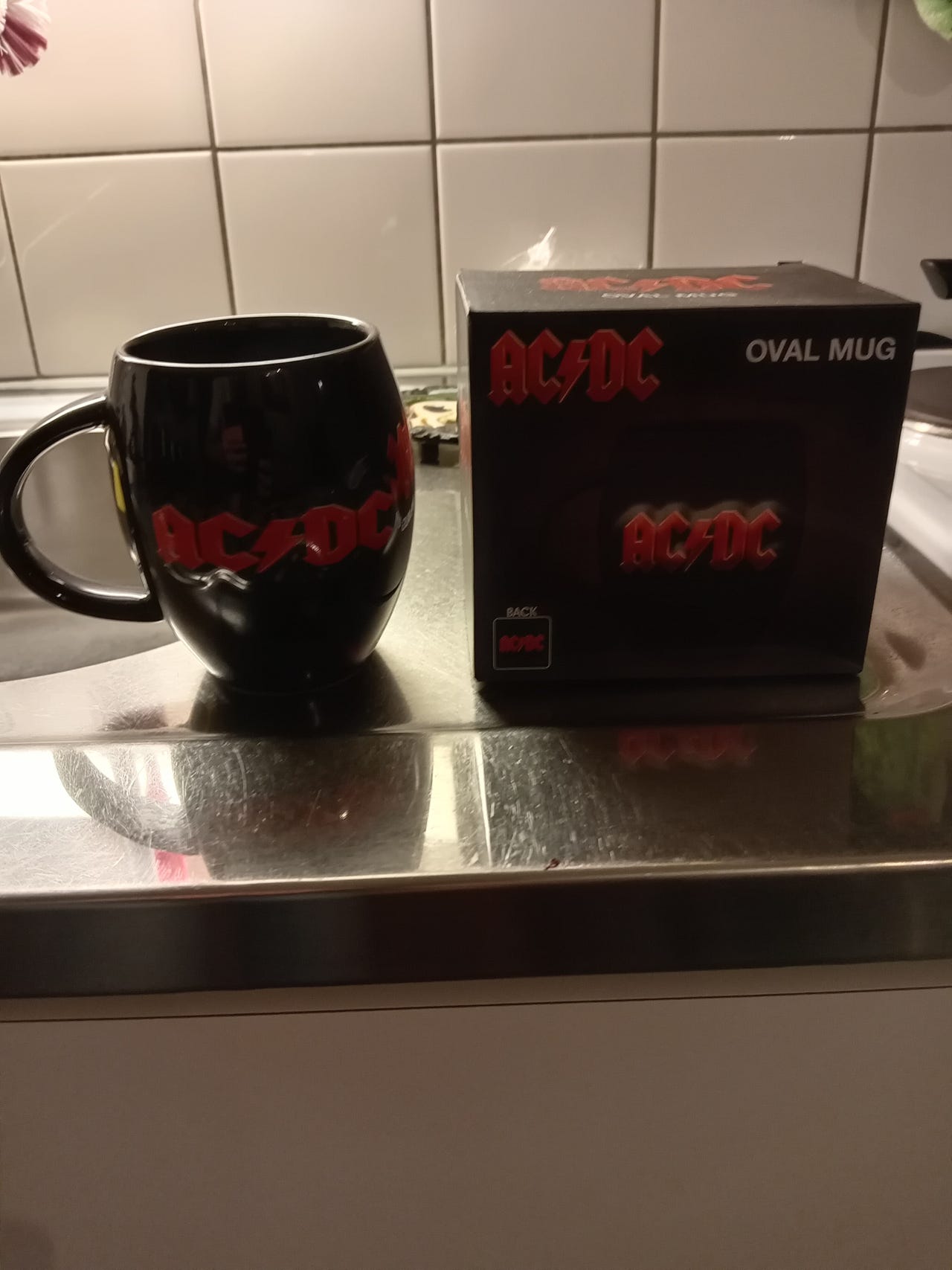 AC DC keräily kuppi laatikossa