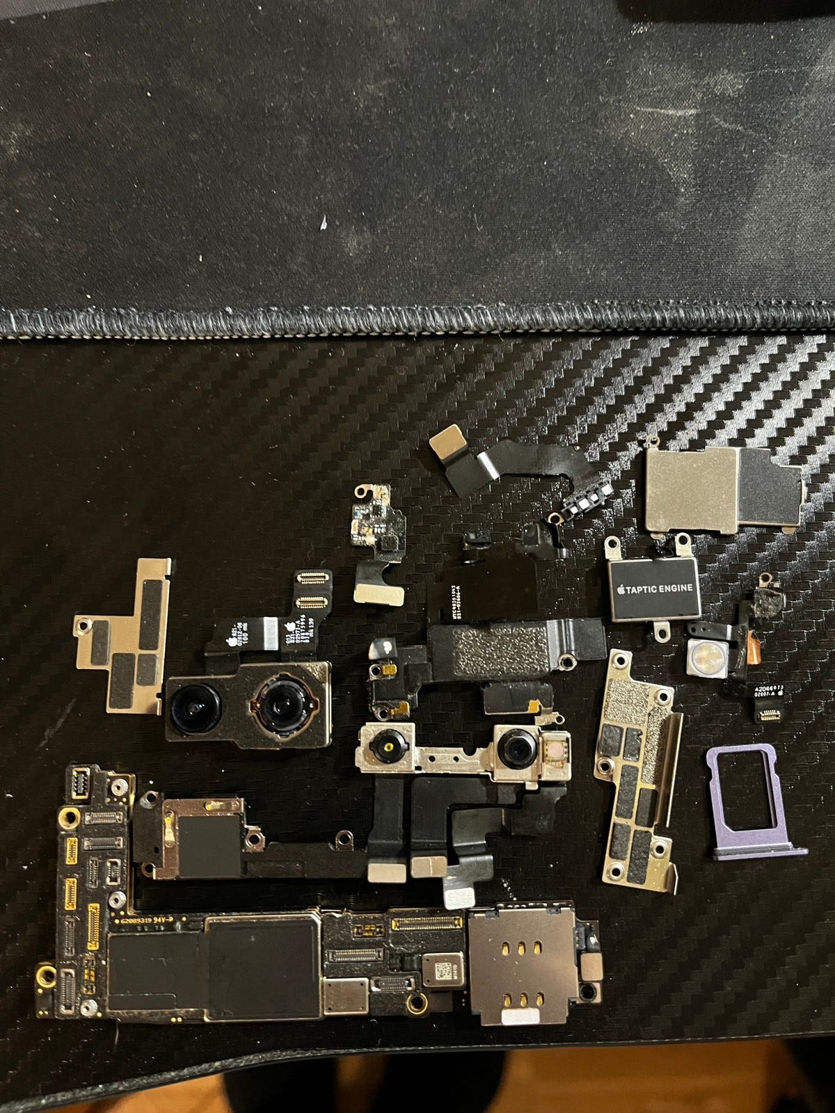 Myydään hyväkuntoiset varaosat iPhone 12 minille
