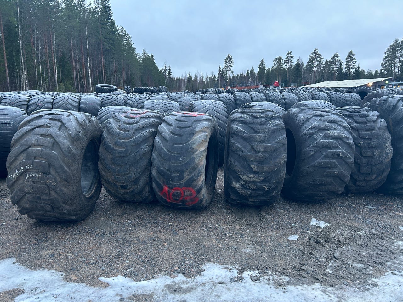 710/45-26,5 Metsäkoneen renkaat käytetyt Nokia / Trelleborg