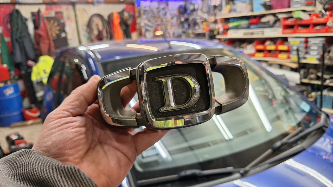 Datsun 100a nätti maskikoriste