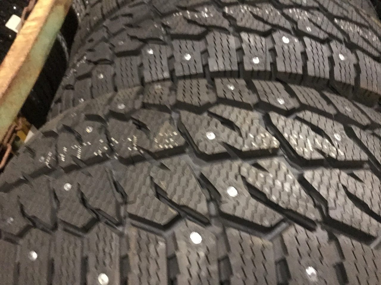 Pakkitiauto nastarenkaat