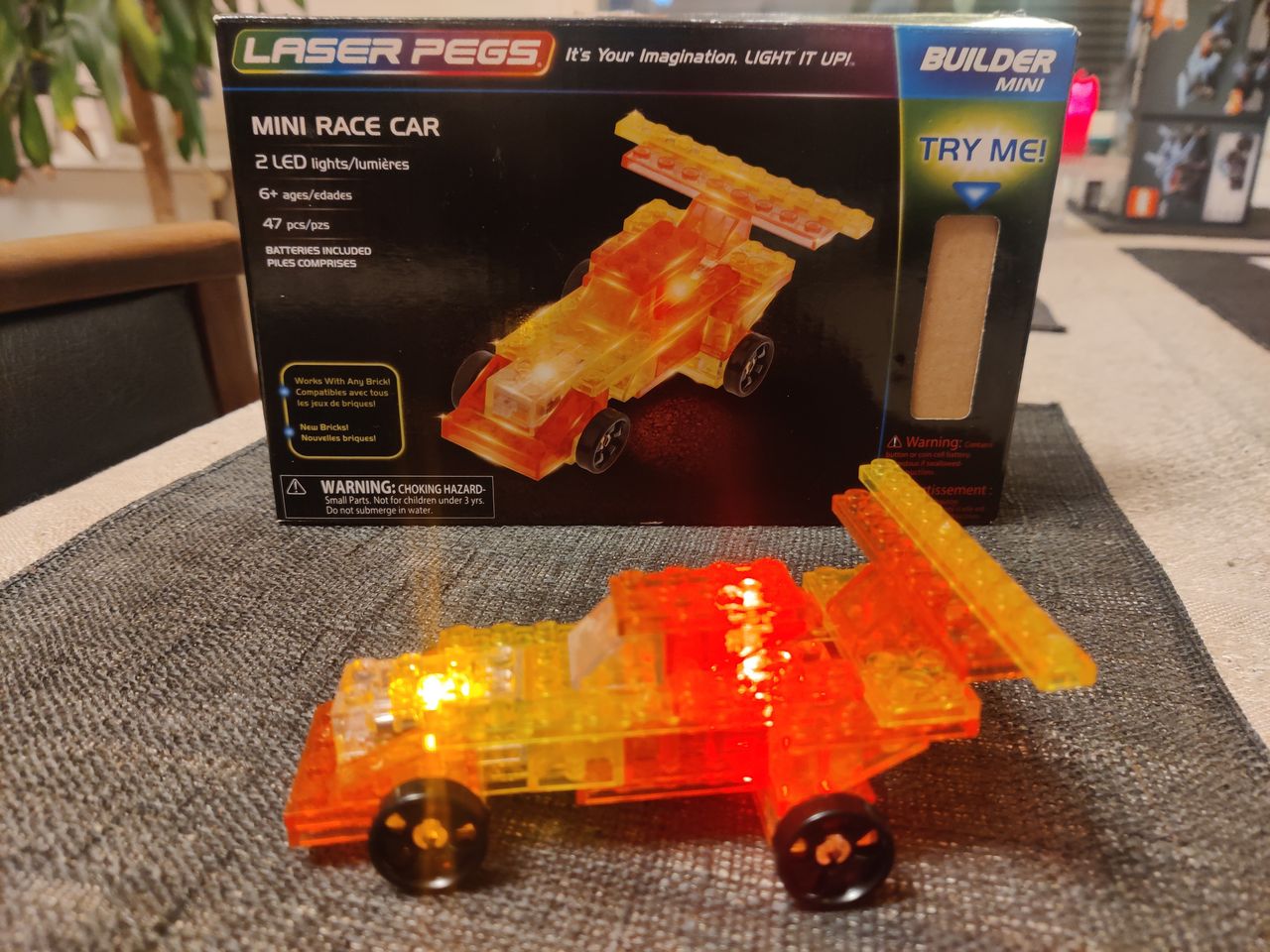 Laser Pegs Mini Race Car valoilla Tori