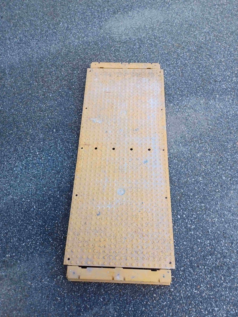 Käytetty kevyt työtaso 450 kg/m2 haki telineeseen