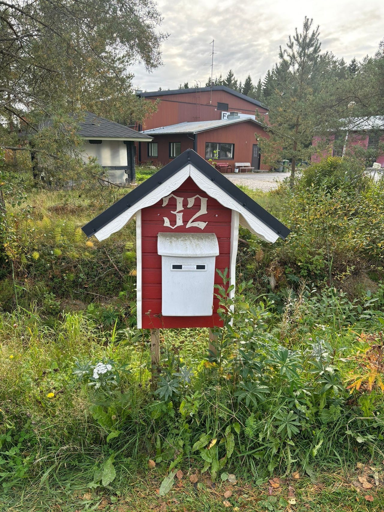 Postilaatikkotelineet