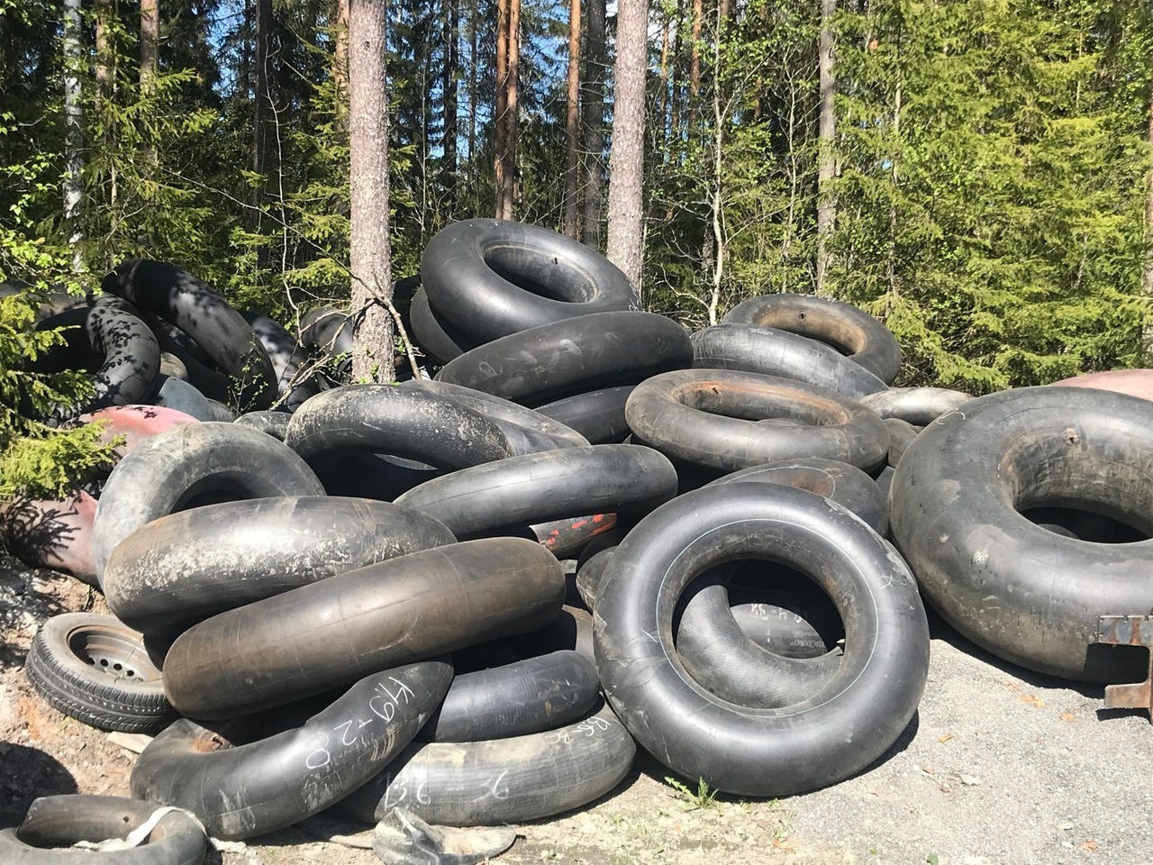 Kesä saapuu... Uimarengas ym käyttöön käytettyjä sisärenkaita suu