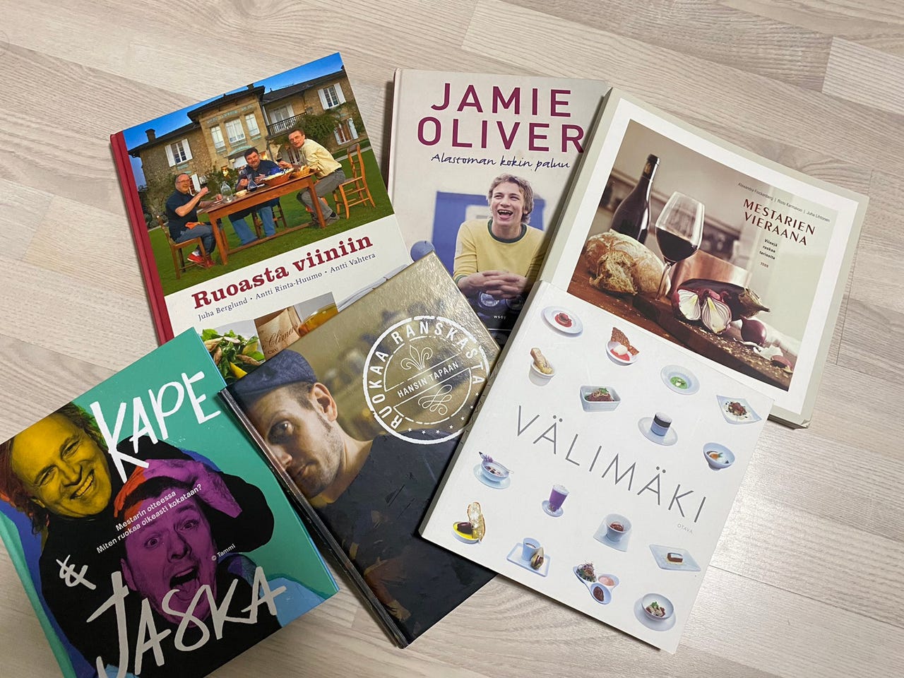 Kape,Hans Välimäki,Jamie Oliver,Antti Vahtera.. Kirjat
