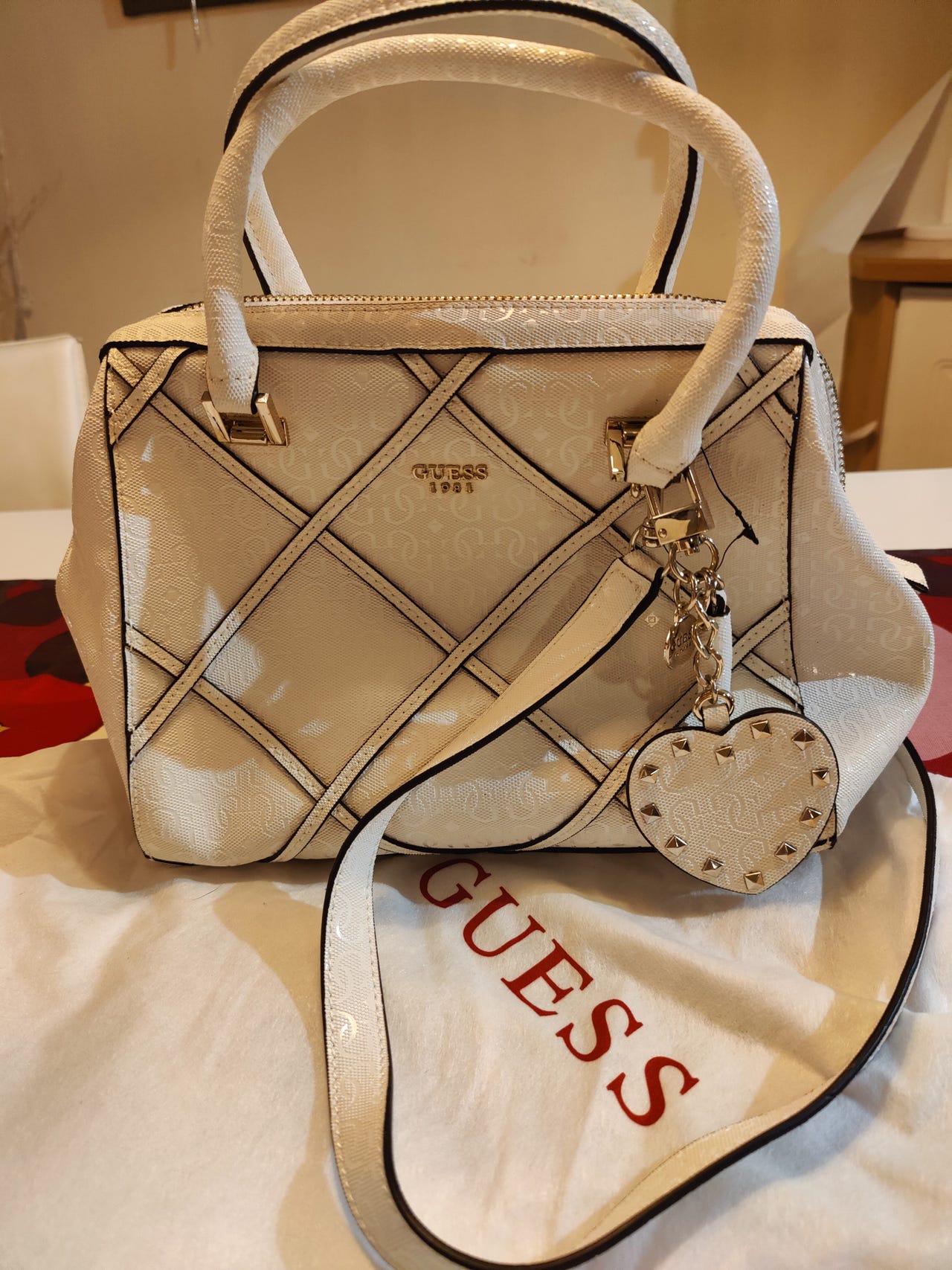 Uusi valkoinen Guess laukku