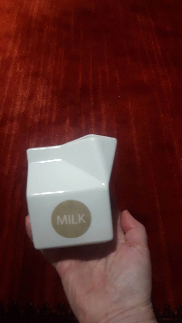 Uusi milk-kaadin kahvipöytään