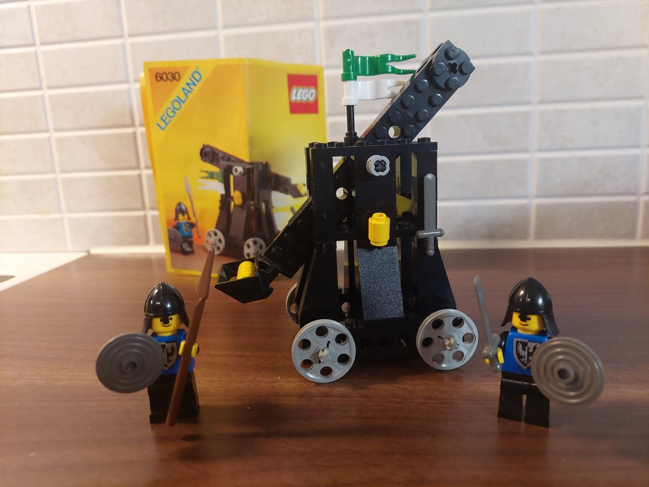 Lego Castle 6030 Catapult Tori