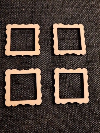 Puinen pieni kehys , koko 47x47 mm