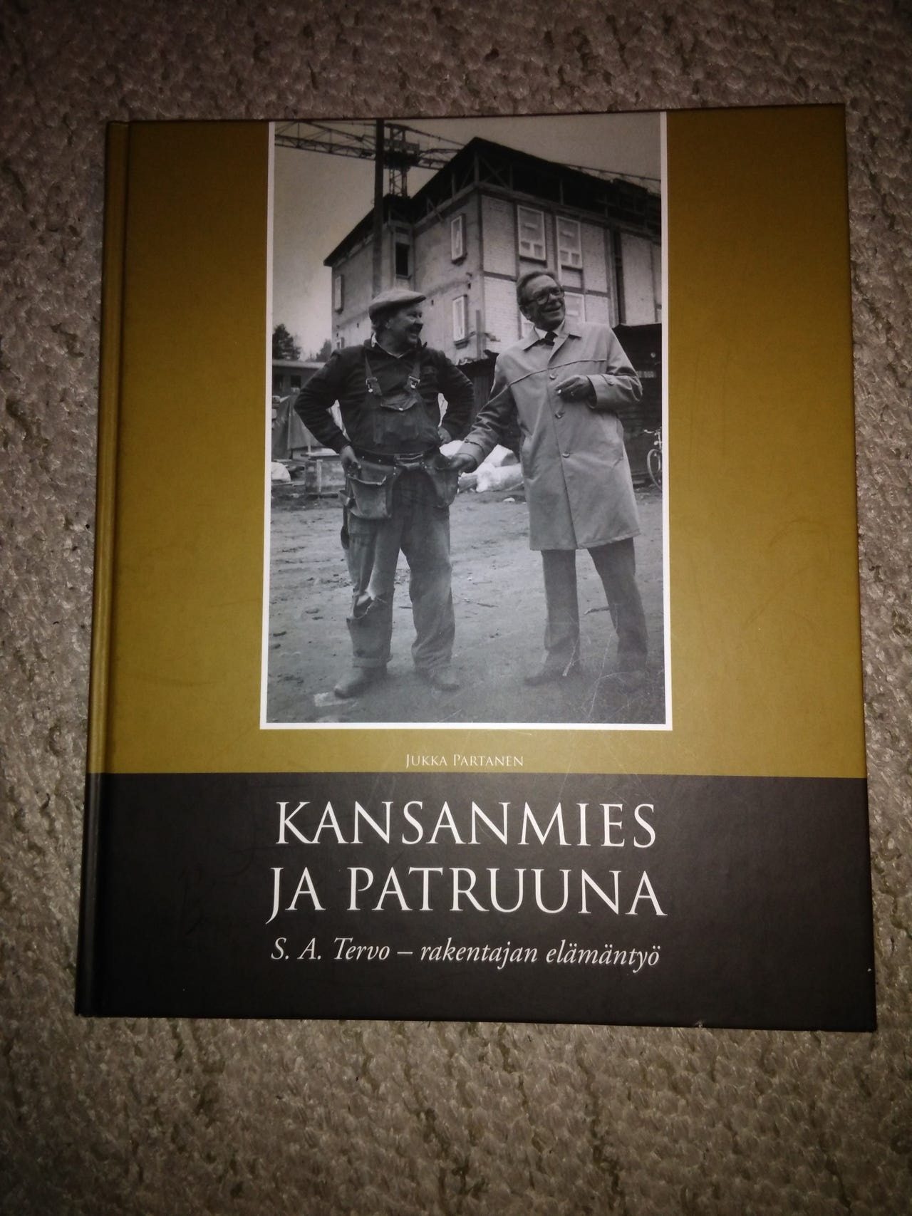 Partanen Jukka: Kansanmies ja patruuna, Otava 2016, 224 sivua.