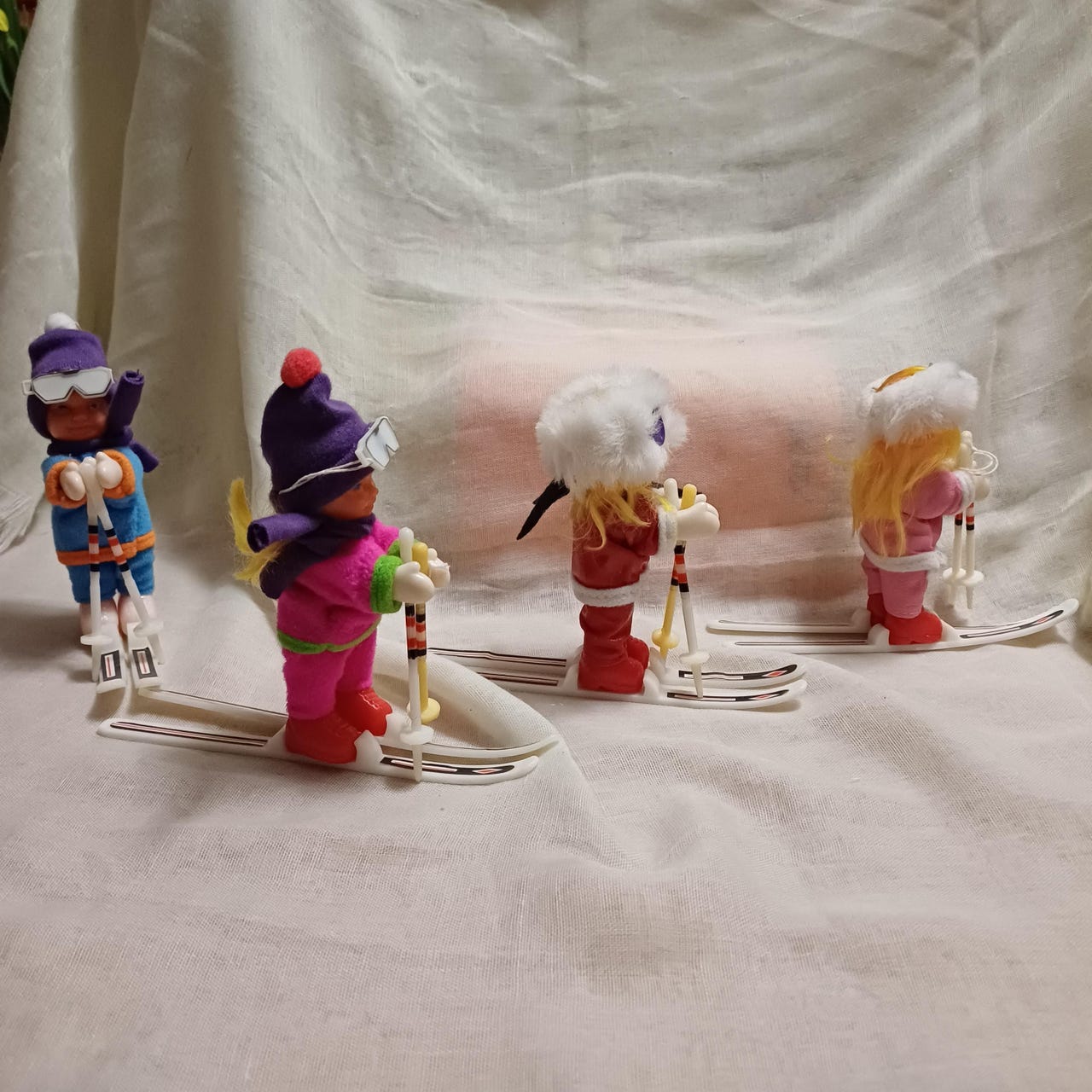 Vintage, figuurit, hiihtäjät 4kpl(+2kpl kaupan päälle), pieniä, 8